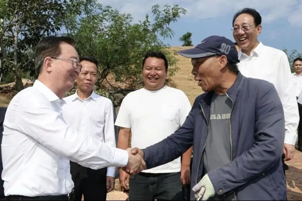 2026年9月3日,昭通市鲁甸县龙头山镇万亩花椒基地,王宁与当地干部、椒农等一起研究花椒产业提质增效举措。