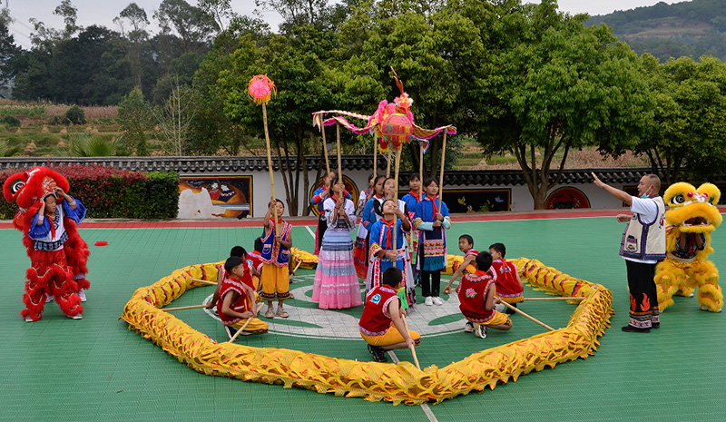 禄丰市中村叽拉小学舞龙舞狮队正在训练。（禄丰市融媒体中心-供图）