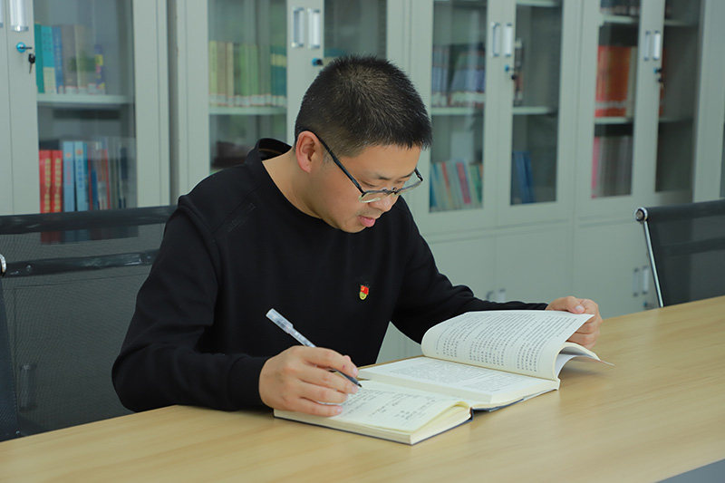 学习中的兰荣。