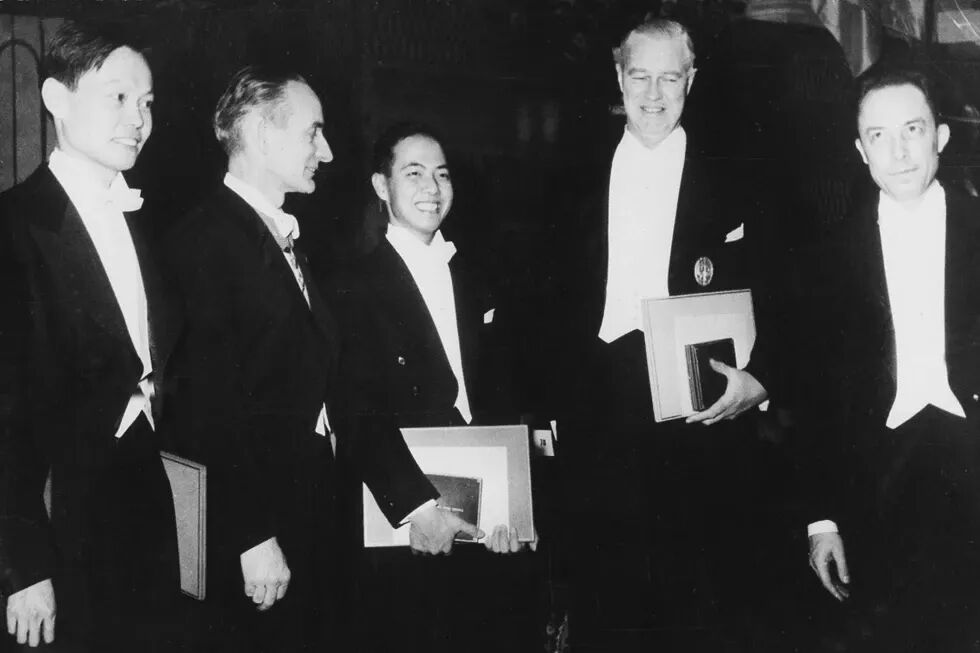 1957年諾貝爾獎獲得者合影，李政道（左三）、楊振寧（左一）。圖源網絡