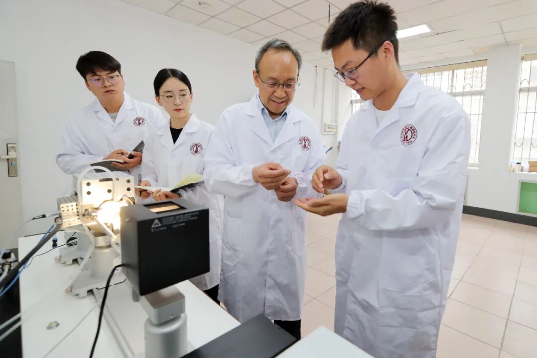 中國工程院院士、昆明理工大學校長楊斌（右二）帶領學生利用熔體物性測定儀進行熔體物性檢測。圖源：雲嶺先鋒微信公眾號