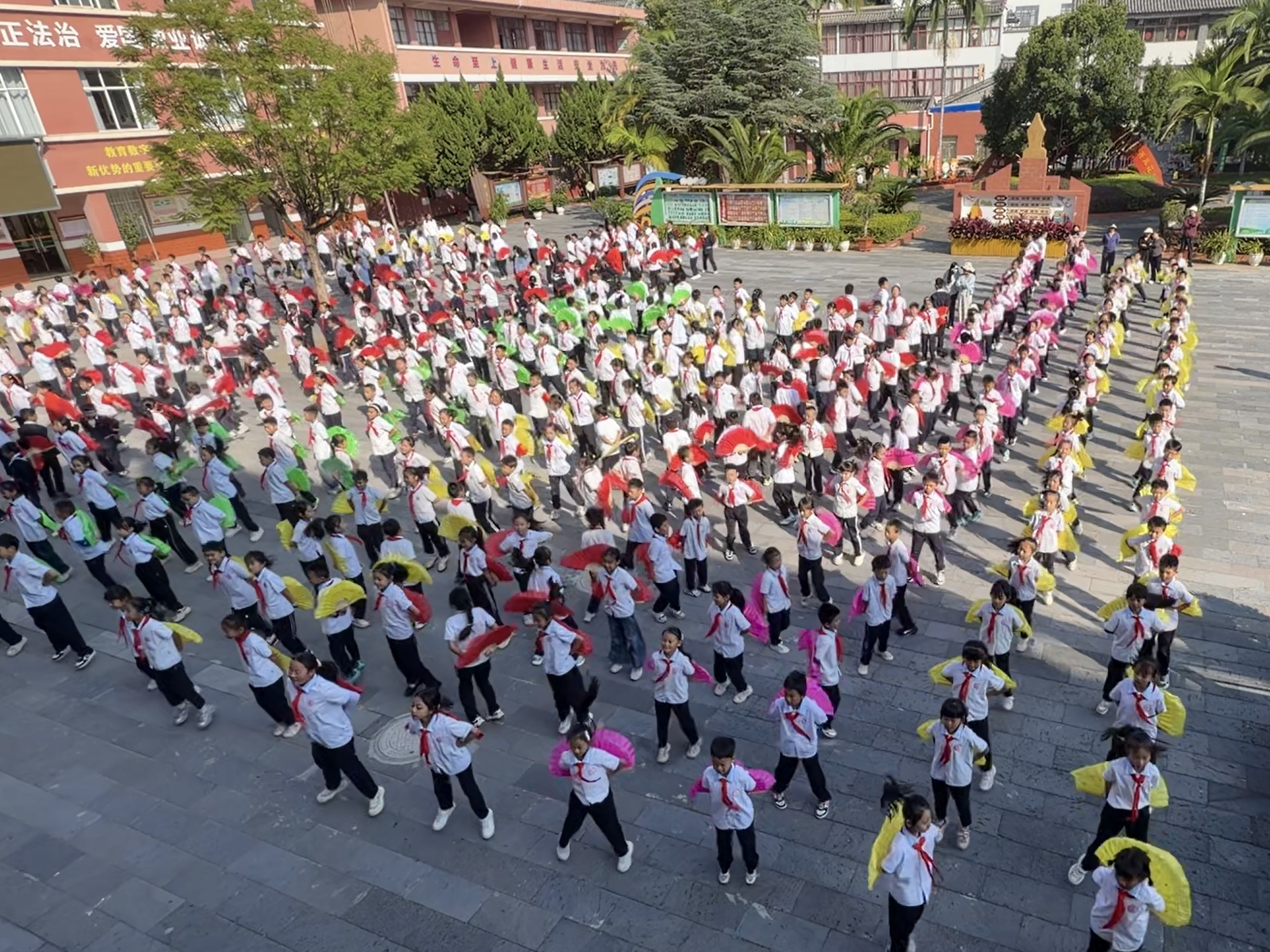 弥城镇第二完全小学的学生正在进行花灯民歌课间操。弥渡县融媒体中心供图