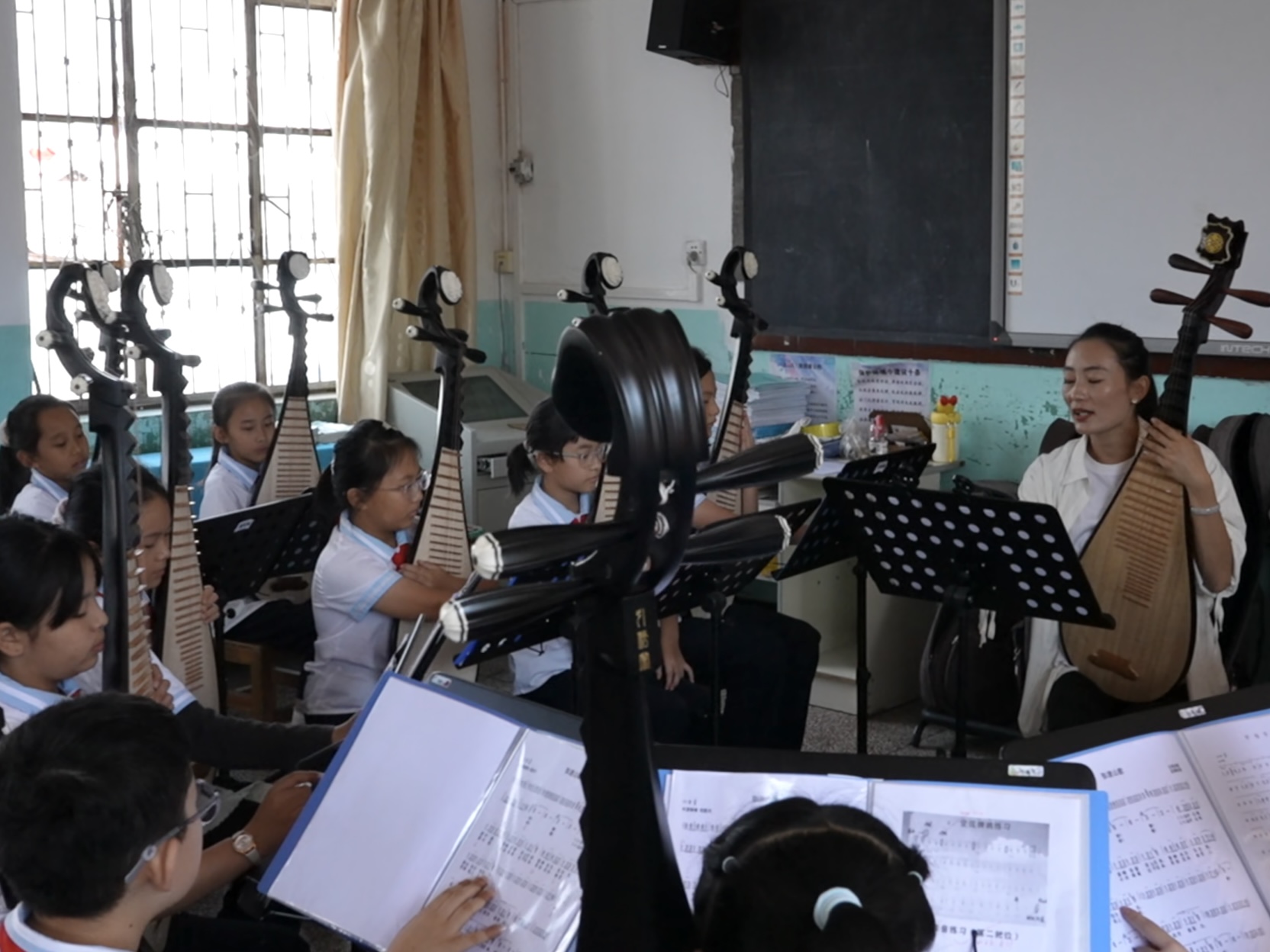 弥城镇第二完全小学琵琶社团的学生们正在演奏当地民歌。弥渡县融媒体中心供图