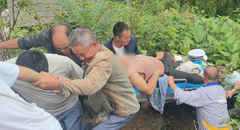 貨車翻下深溝 眾人接力救助傷者