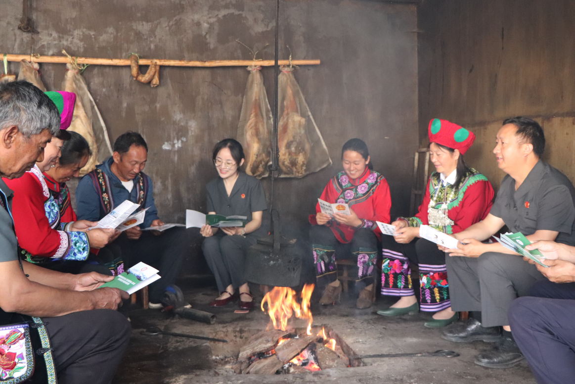 祿勸縣人民法院積極推行雙語服務凝聚民族團結合力。（祿勸縣人民法院 供圖）