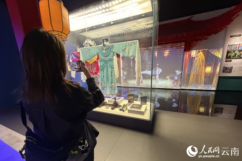 【3】“铸牢共同体 中华一家亲”主题宣传活动走进玉溪非遗展示馆。人民网 薛丹摄