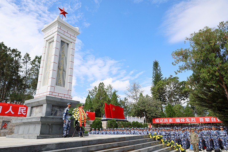 图三-师生向人民英雄敬献花篮