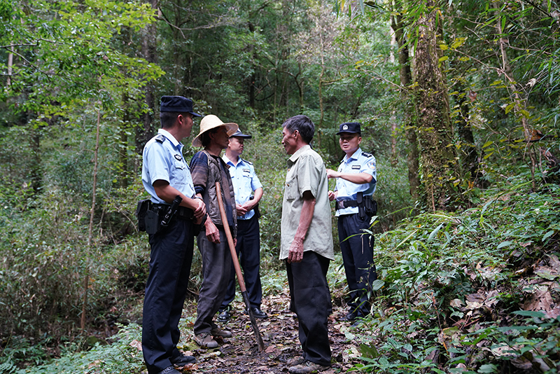 民警在深山巡防。