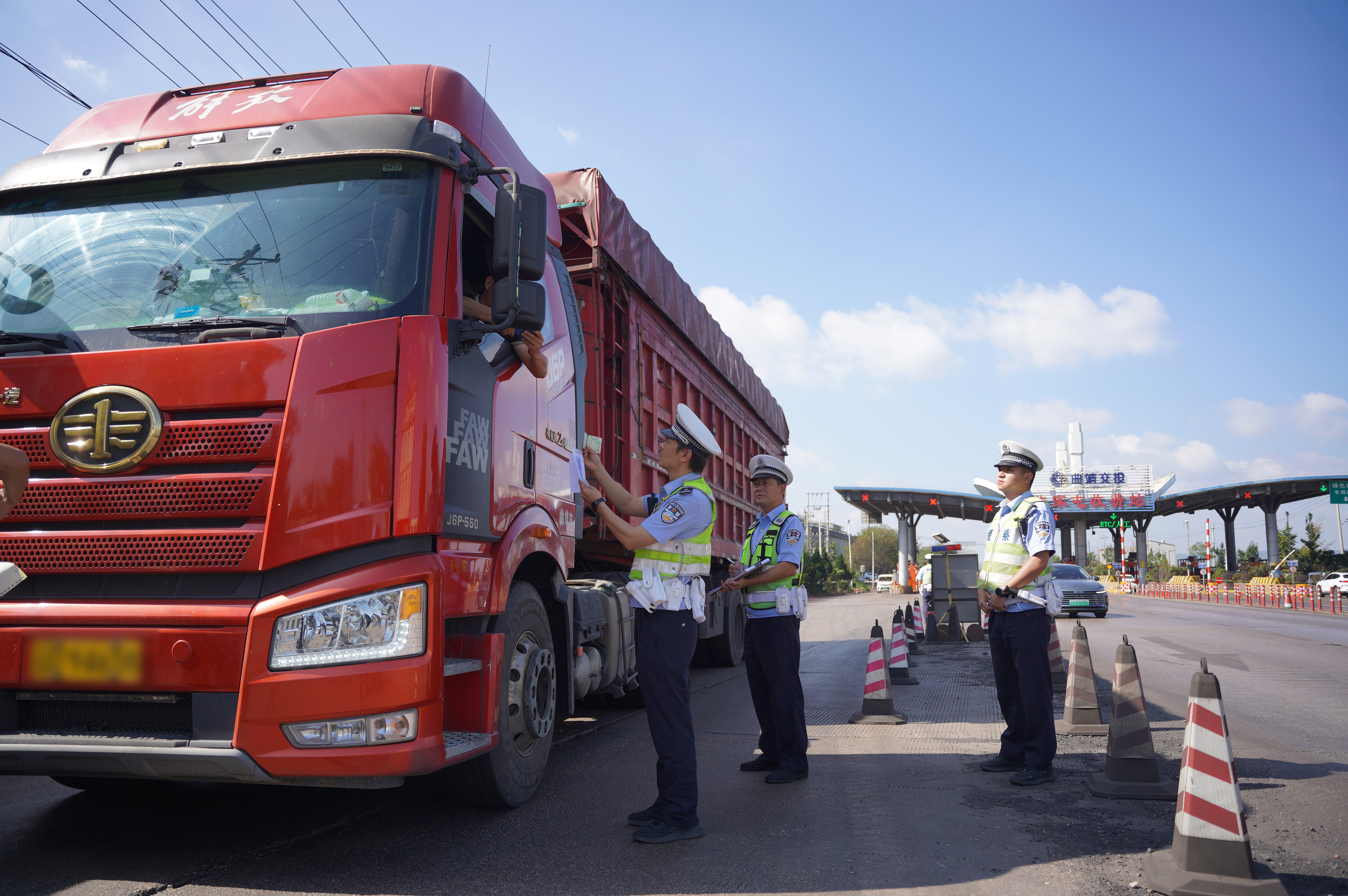 交警檢查過往貨運車輛。