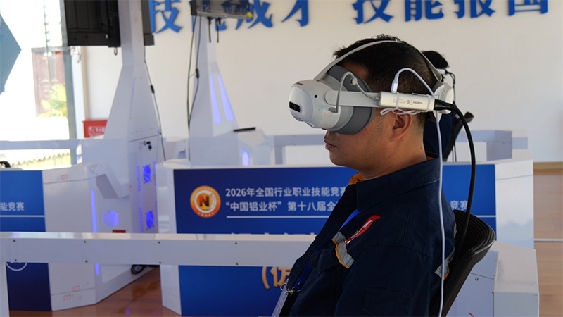 參賽選手在進行電解槽仿真操作2