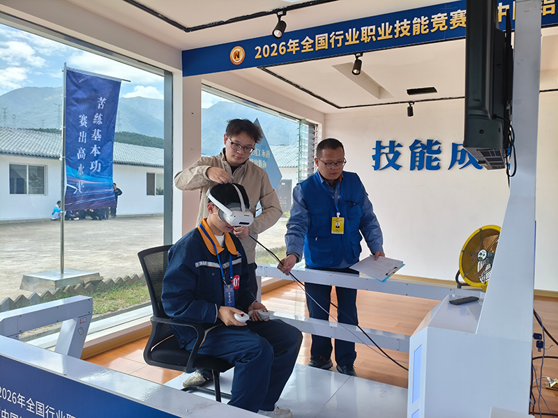 參賽選手在進行電解槽仿真操作3