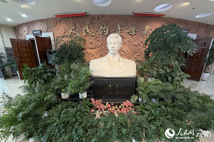 聂耳纪念馆内的聂耳雕像。人民网记者 薛丹摄