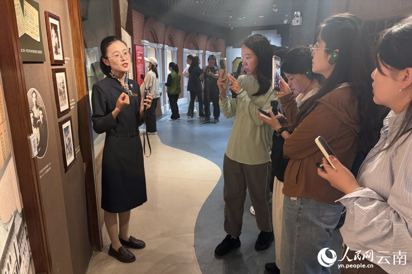 【4】讲解员在聂耳纪念馆进行讲解。人民网 薛丹摄