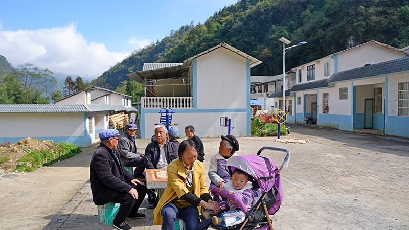 永善縣墨翰鄉箐林村馬家溝安置點群眾悠然休憩（2026年10月22日-拍攝）