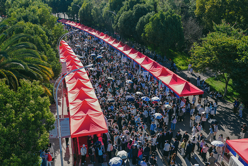 招聘會現場。昆明醫科大學供圖