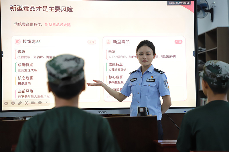 工作中的岳麗。