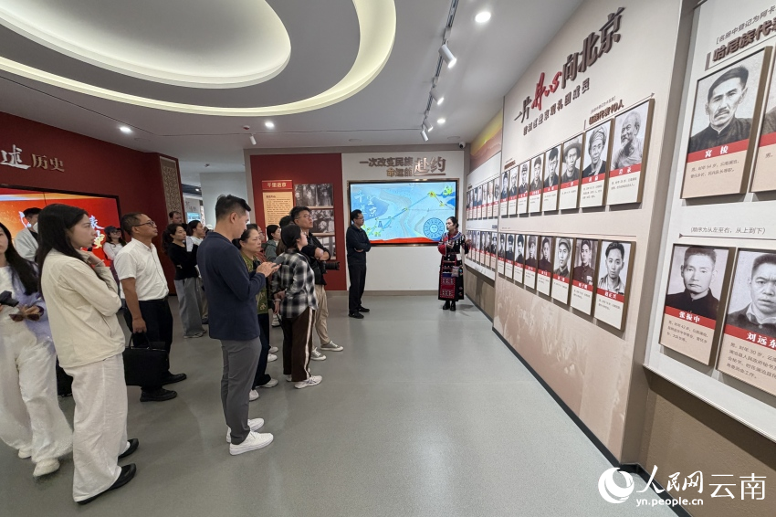 【3】参观民族团结誓词碑纪念馆。人民网记者 薛丹摄