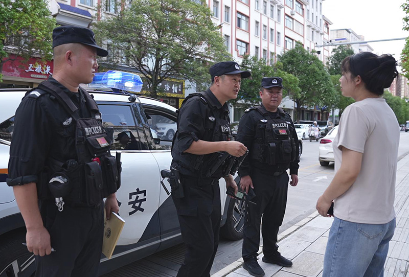 民警與群眾面對面溝通。