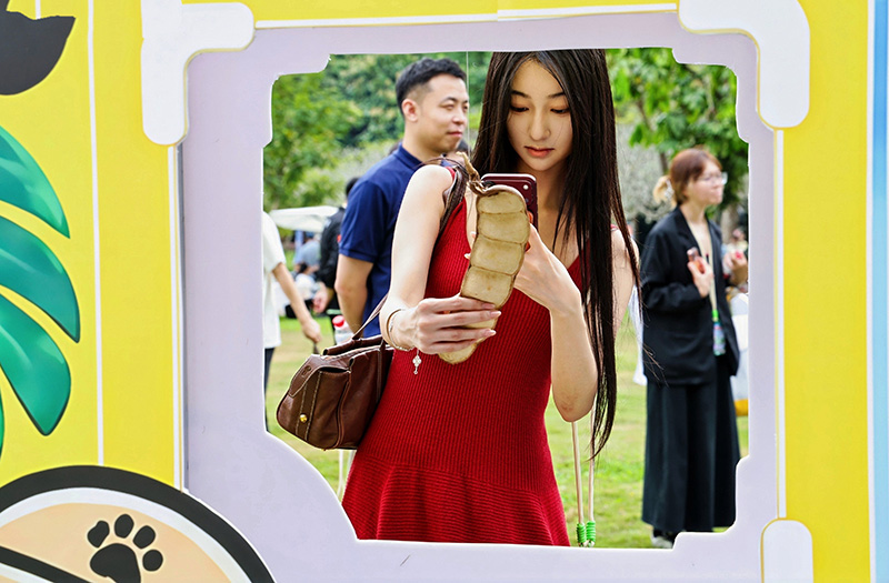 云南省西双版纳热带花卉园内的主题科普活动现场。 受访者供图
