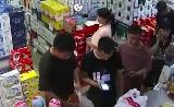 云南发生6.4级地震 超市货物倒地顾客逃离