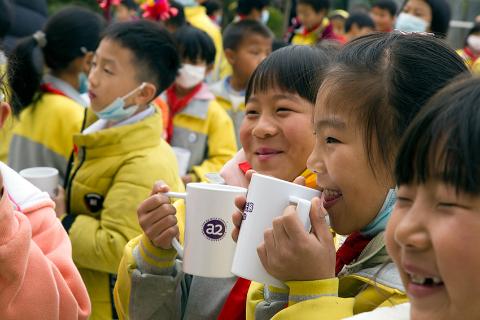 云南广南：1700多名小学生在校喝上营养奶