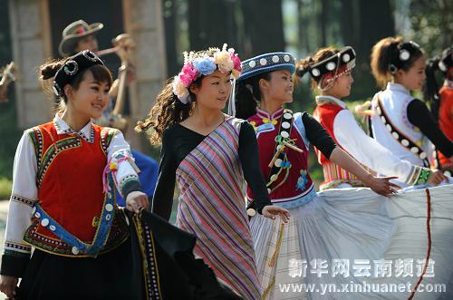 云南各族群众欢度春节 喜气氛围处处洋溢