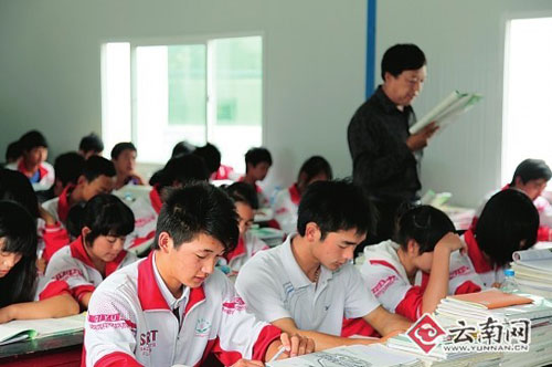 盈江县中小学全部复课 4.5万学生回校读书(图)