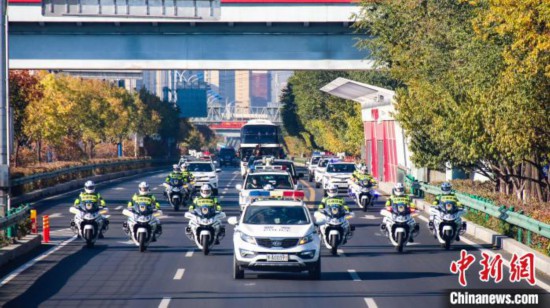 為護群眾擋尖刀內蒙古數千人送別民警張樹偉