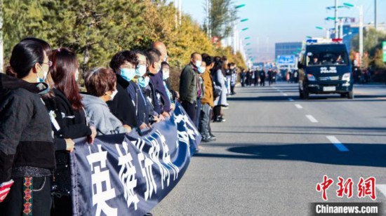 圖為不少群眾自發送別張樹偉。呼和浩特市公安局供圖
