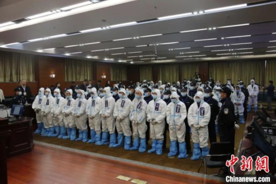 圖為陳基福等51名被告人出庭受審。　桂林市中級人民法院供圖 攝