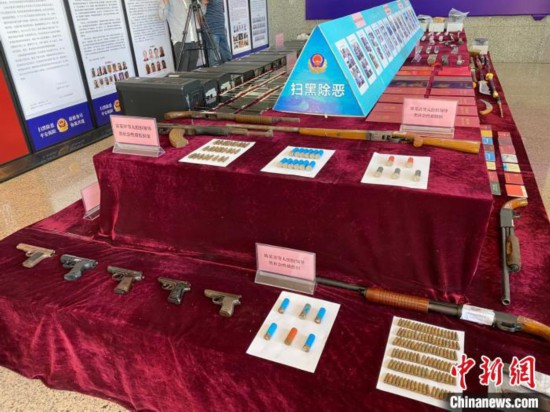 圖為警方繳獲槍支、子彈等作案工具 李怡青 攝