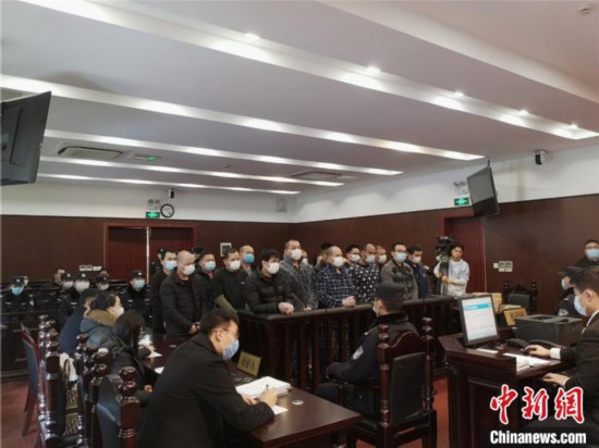 阮祖健等22人惡勢力犯罪集團系列案件在滬進行公開開庭宣判，涉案金額高達8億余元。　胡明冬 攝