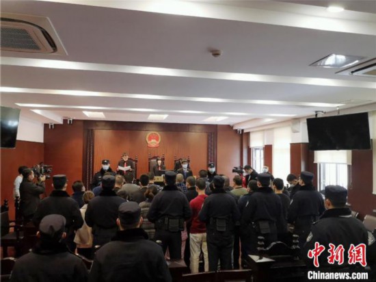 阮祖健等22人惡勢力犯罪集團系列案件在滬進行公開開庭宣判，涉案金額高達8億余元。　胡明冬 攝