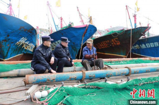 与渔民唠家常成为海岛民警的工作任务之一 刘伟波供图 摄