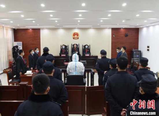 1月11日，江西省宜春市中級人民法院公開開庭宣判了被告人曾春亮犯故意殺人、搶劫、盜竊等罪一案。宜春中院供圖