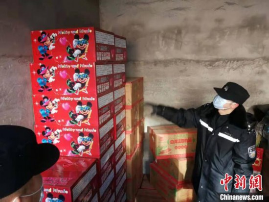 北京警方去年收繳非法煙花近千箱