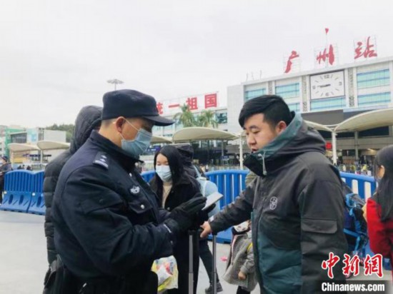 护航2021春运安全警方开展广州火车站地区整治行动