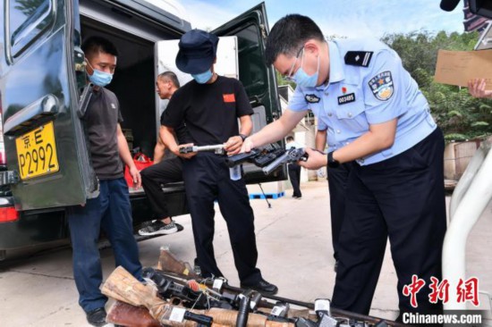 北京警方繳獲仿真槍。北京警方供圖