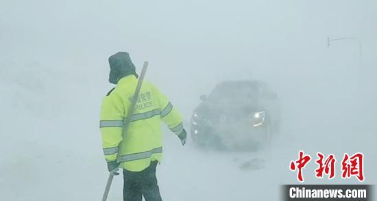 新疆阿勒泰出現風吹雪天氣多輛車被困交警連夜救助脫險