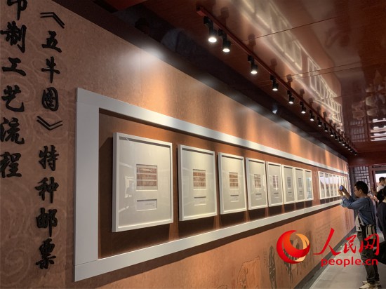 游客參觀故宮主題郵票特展。人民網 劉穎穎攝