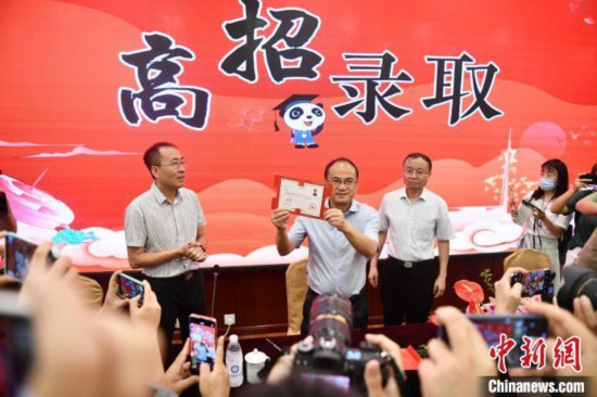 7月8日，四川第一封錄取通知書從電子科大發出。張浪 攝