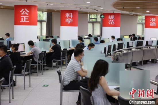 資料圖：2021年6月16日，北京高考數學評卷點，工作人員正在閱卷 楊可佳 攝