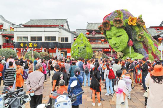 昆明市金马碧鸡广场和南屏步行街的主题花坛受到游客欢迎,成为热门"