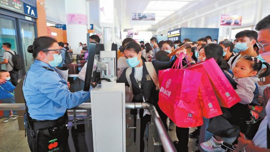 国庆假期云南铁路发送旅客168.9万人次 同比增加16%