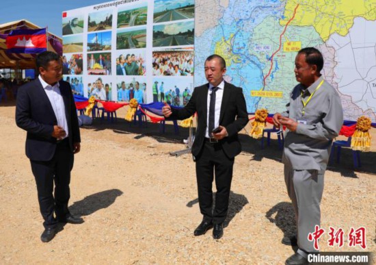 图为中国路桥总经理助理兼柬埔寨办事处总经理周勇(中)向柬方代表介绍项目情况。　欧阳开宇 摄