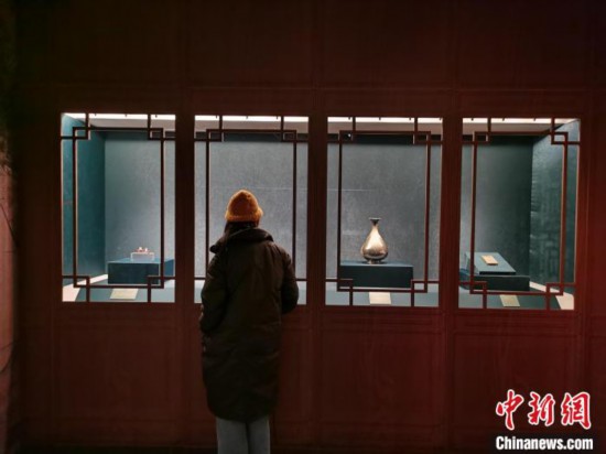 民众参观展出的元代文物。 钟升 摄