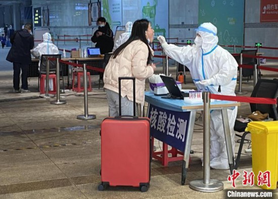 圖為西安火車站為到達旅客進行核酸檢測。　張一辰 攝