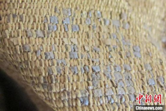 青海省文物考古研究所修復都蘭出土唐元紡織品文物