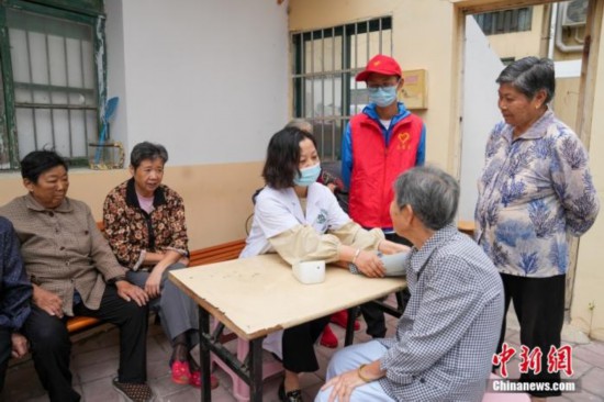 "资料图：安徽合肥，医务志愿者正在为老人测量血压。<a