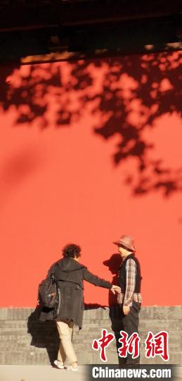 民眾在德壽宮紅牆前打卡 徐天柱 攝